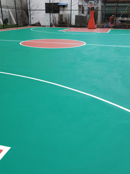 老城镇 球场长期使用易出现地面开裂